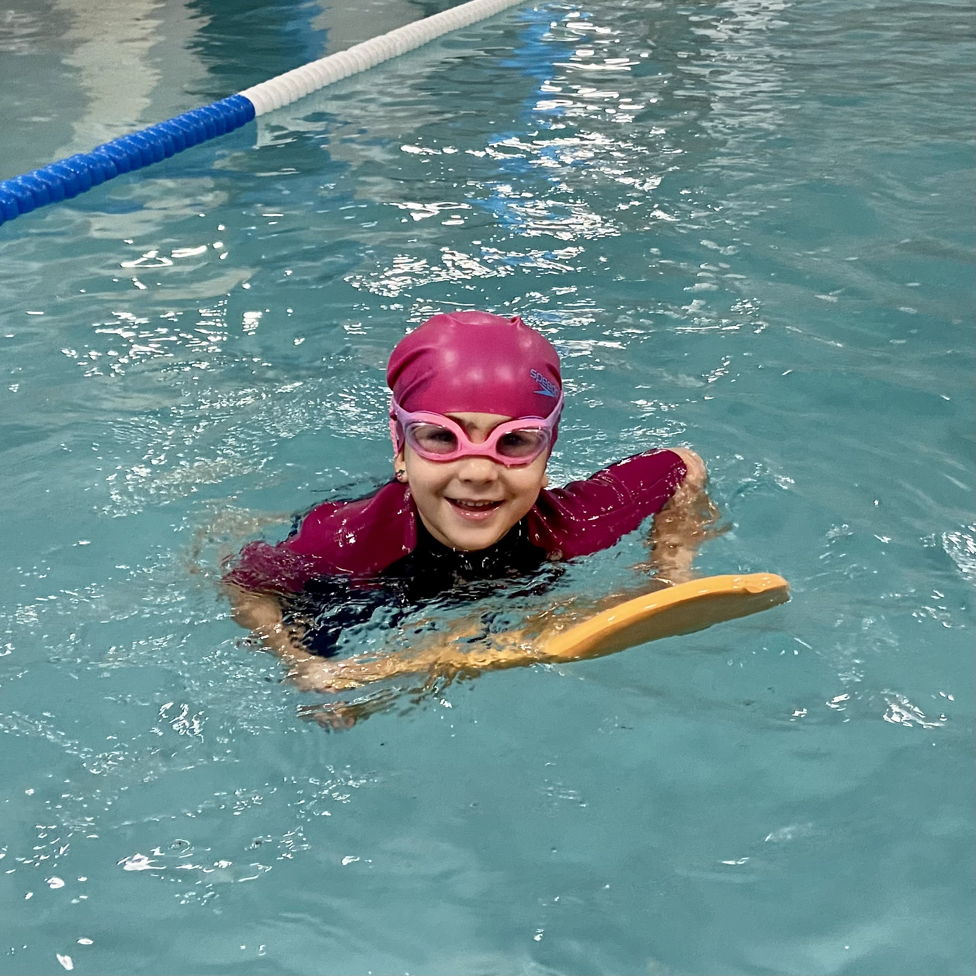 Bambina durante un'attività di nuoto in piscina